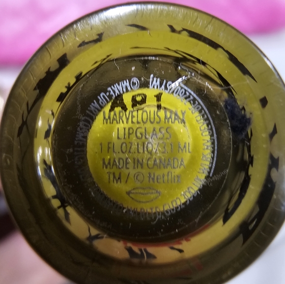 MAC + Stranger Things Lipgloss Marvelous Max - Picture 4 of 9